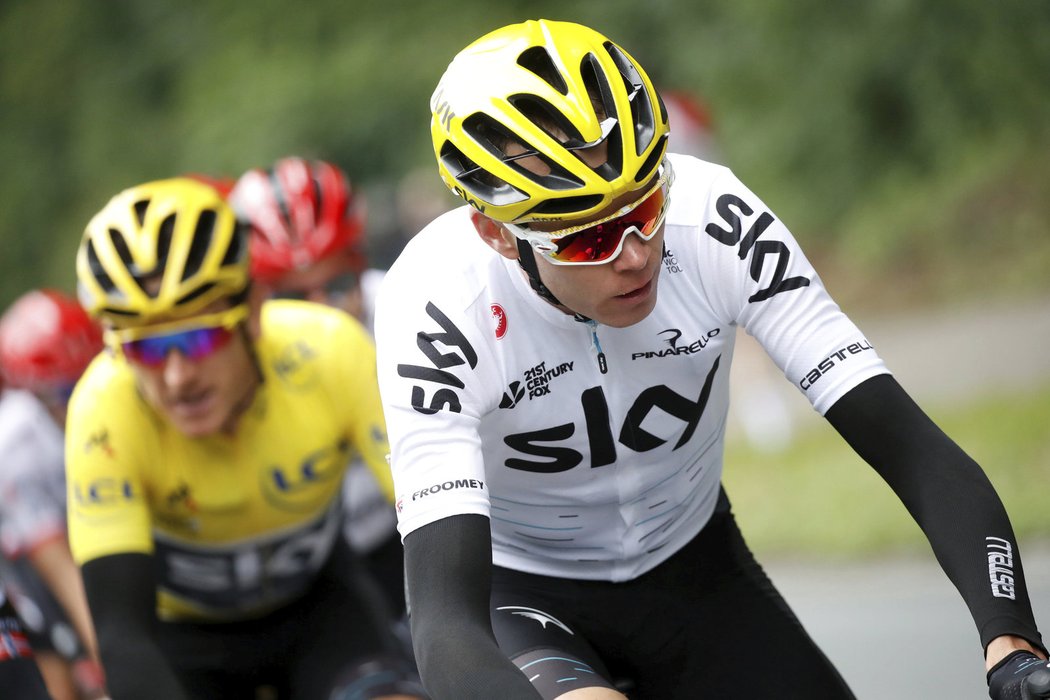 V hromadné srážce ve druhé etapě Tour de France upadl i Chris Froome