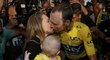 Vítězný polibek pro Christophera Froomea od manželky po třetím triumfu na Tour de France