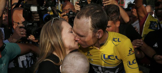 Vítězný polibek pro Christophera Froomea od manželky po třetím triumfu na Tour de France