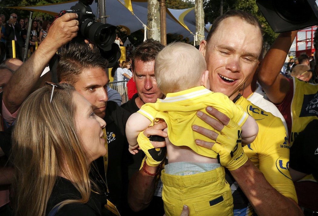 Už trojnásobný vítěz Tour de France Christopher Froome si v cíli bere do náručí svého malého syna