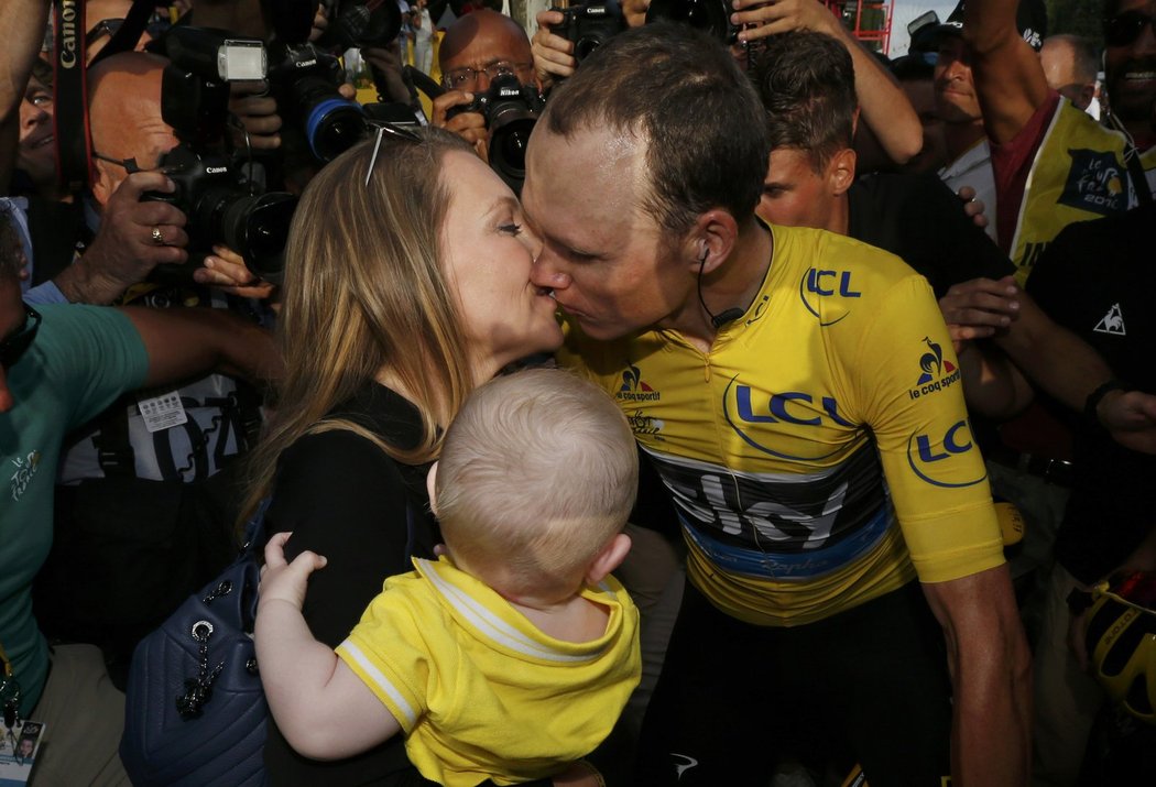 Vítězný polibek pro Christophera Froomea od manželky po třetím triumfu na Tour de France