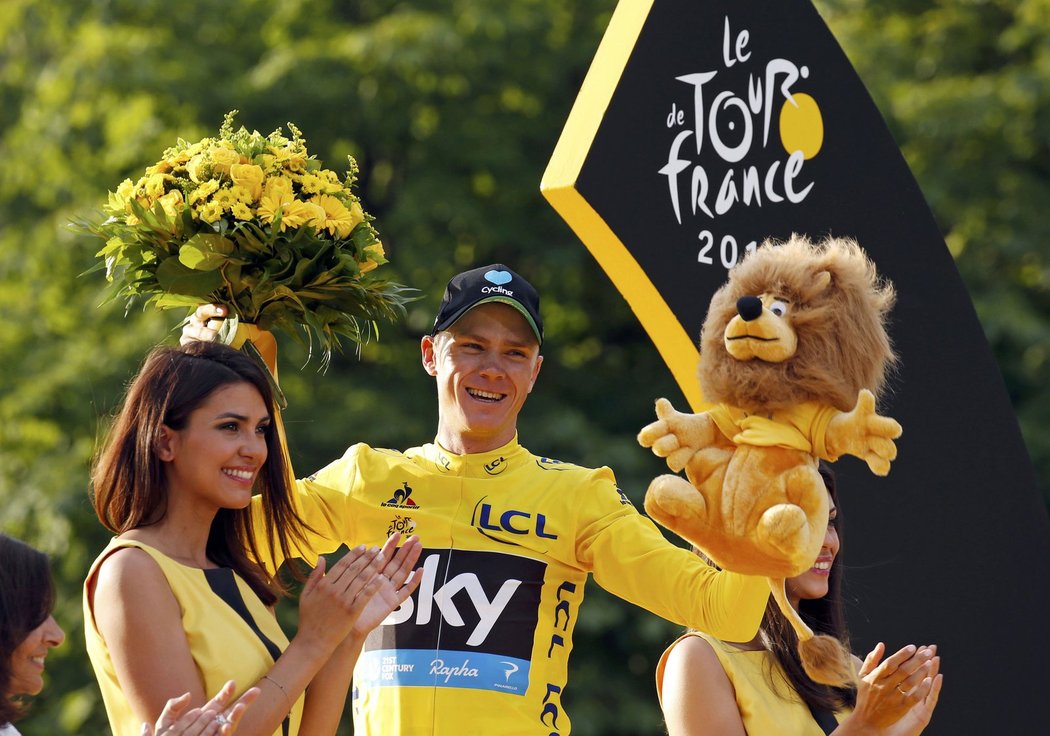 Christopher Froome se raduje ze svého třetího celkového triumfu na Tour de France