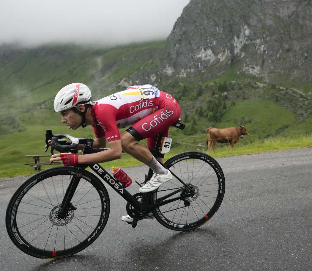 Francouz Guillaume Martin ve sjezdu z Col de la Colombiere v osmé etapě Tour de France