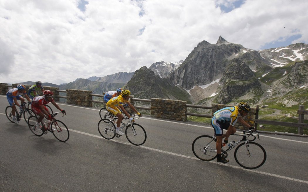 Alberto Contador ve žlutém trikotu a Lance Armstrong (vpravo) na trati 16. etapy Tour de France