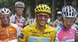 Vedoucí muž Tour de France drží před startem 16. etapy bernardýna, který symbolizuje výjezd na průsmyk Svatého Bernarda