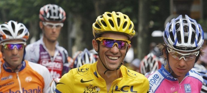 Vedoucí muž Tour de France drží před startem 16. etapy bernardýna, který symbolizuje výjezd na průsmyk Svatého Bernarda