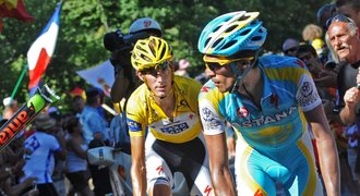 Zbabělec Contador využil defekt Schlecka