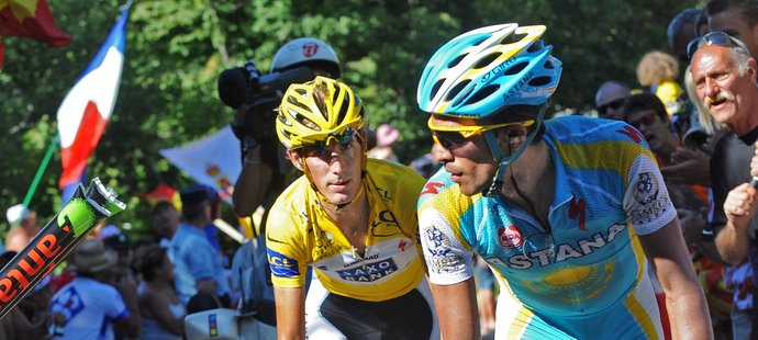 Alberto Contador před Andym Schleckem v průběhu 15. etapy Tour de France