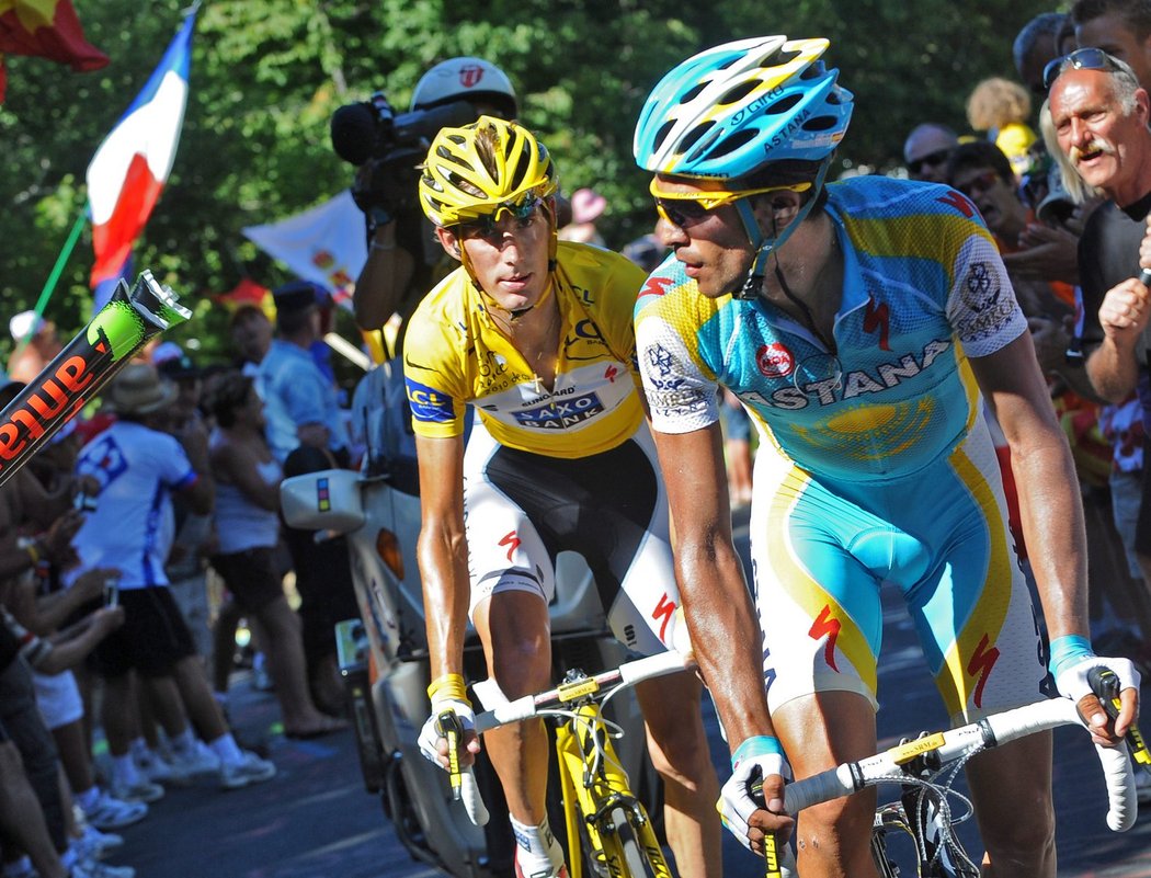 Alberto Contador před Andym Schleckem v průběhu 15. etapy Tour de France