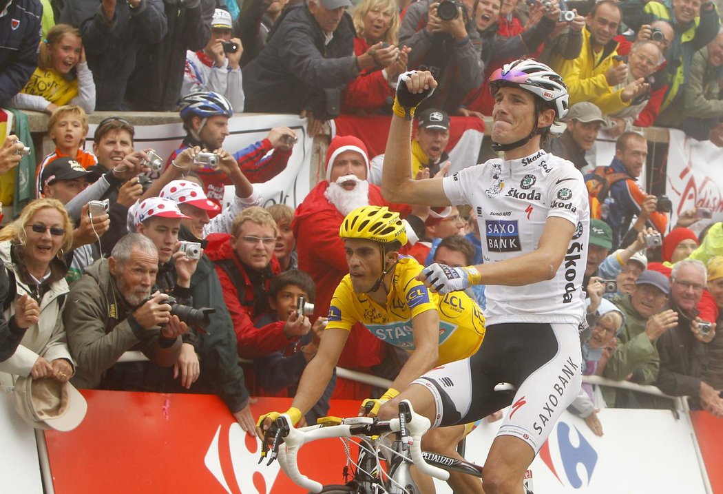 Andy Schleck (vpravo) slaví vítězství v cíli 16. etapy na vrcholku Tourmaletu, Alberto Contador ale neztratil ani vteřinku a k celkovému prvenství má blíž