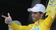 Alberto Contador si užívá žlutého trikotu po 15. etapě Tour de France