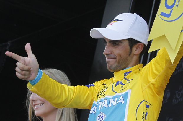 Alberto Contador si užívá žlutého trikotu po 15. etapě Tour de France Alberto Contador si užívá žlutého trikotu po 15. etapě Tour de France
