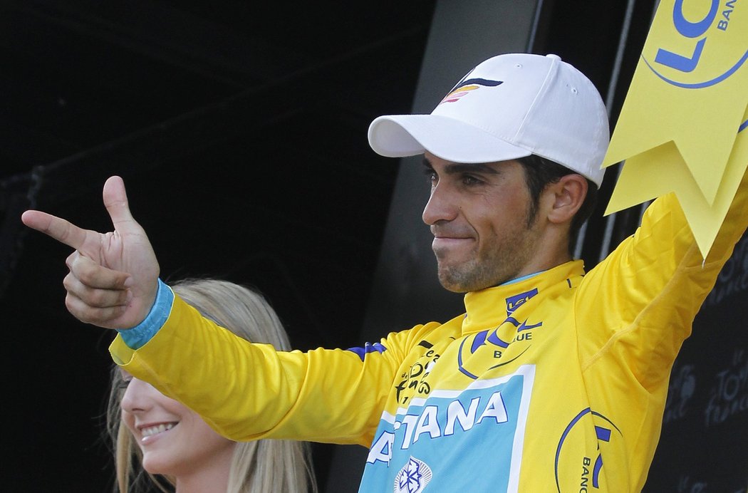 Alberto Contador si užívá žlutého trikotu po 15. etapě Tour de France