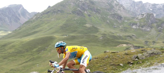 Contador při jednom ze sjezdů.
