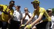 Britský cyklista Chris Froome ve žlutém trikotu lídra Tour de France bojuje v jednom ze stoupání za mohutné podpory fanoušků.