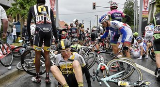 VIDEO: Srážka z pohledu cyklisty. Takhle vypadá hromadný pád na Tour