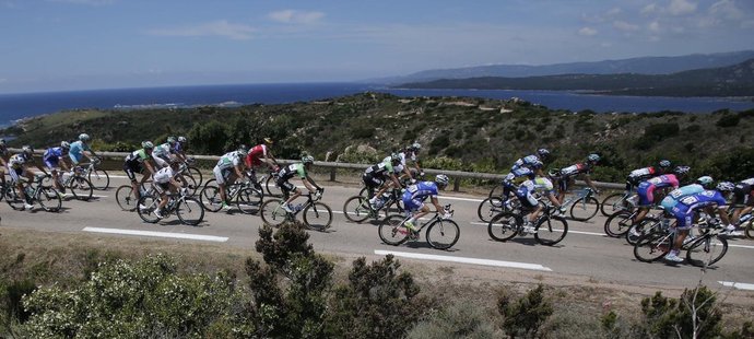 Cyklisté na trati první etapy jubilejního stého ročníku Tour de France