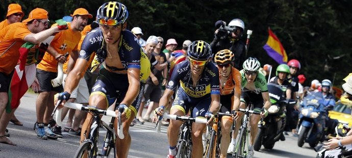 Roman Kreuziger v kopcích pomáhá Contadorovi