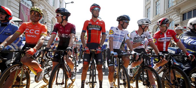 Cyklisté na startu úvodní etapy Tour de France v Bruselu