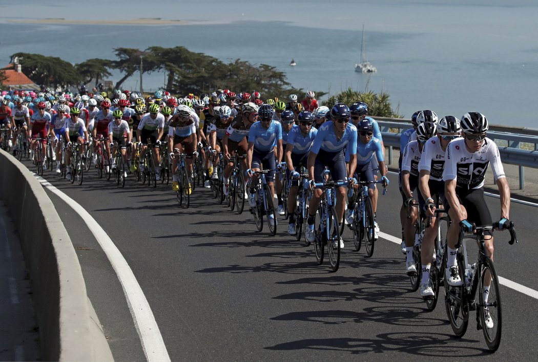 Cyklisté na trati první etapy Tour de France