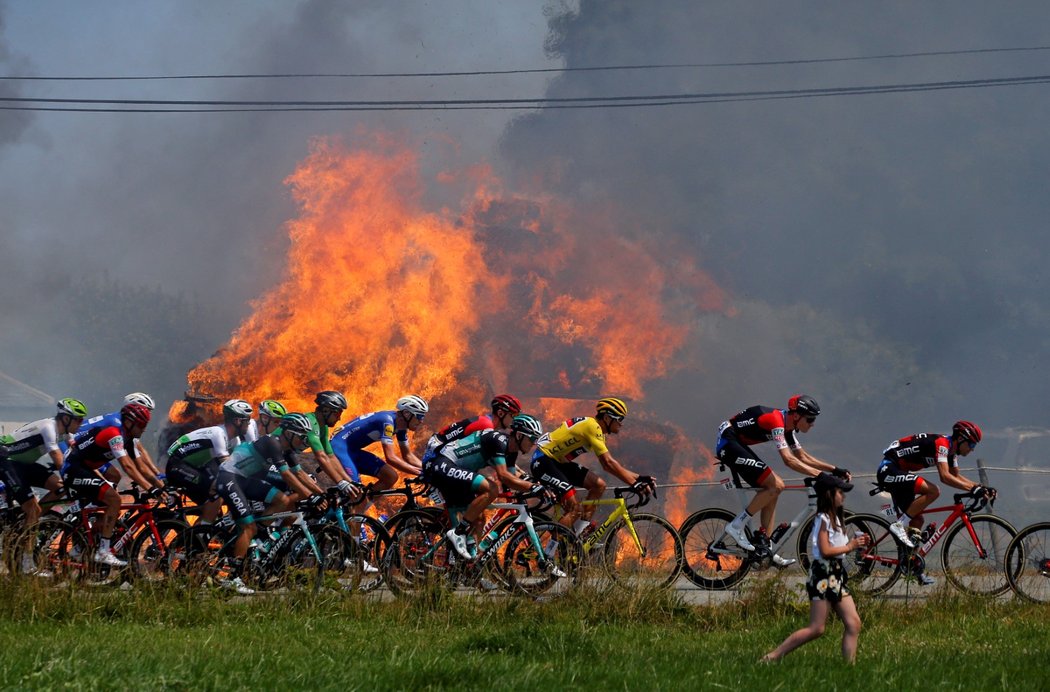 Peloton projížděl na Tour de France kolem hořících balíků slámy