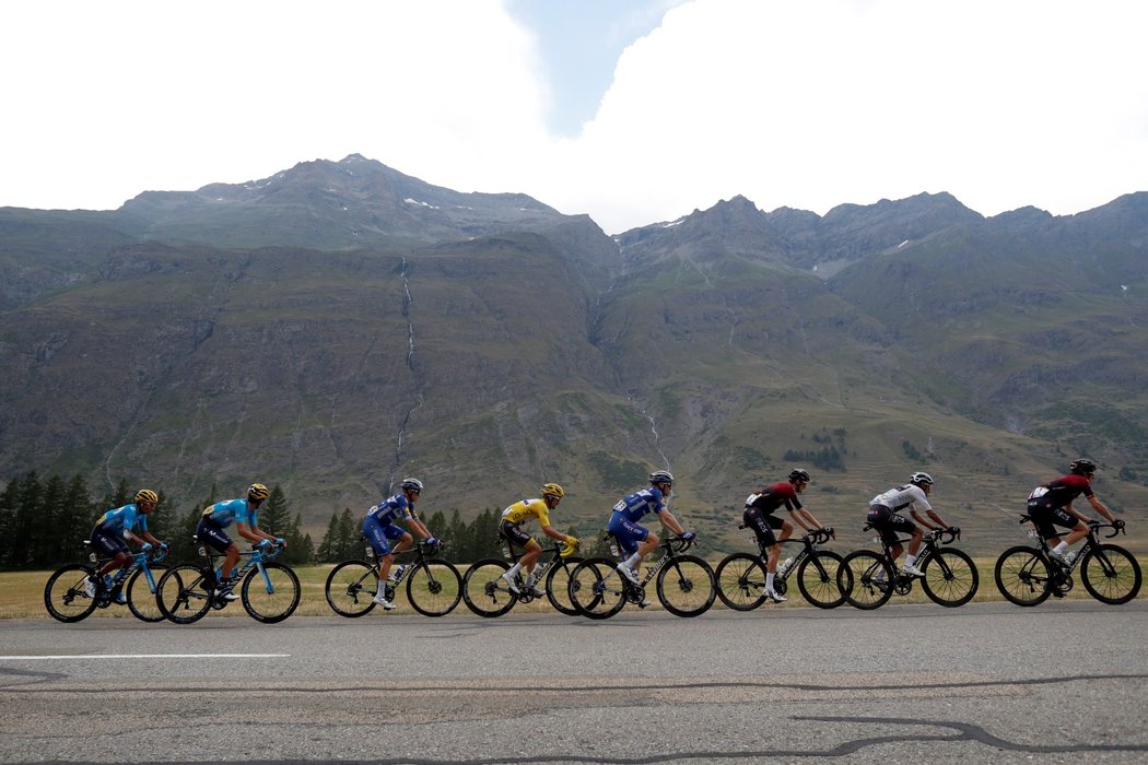 Závodnicí během 19. etapy cyklistické Tour de France