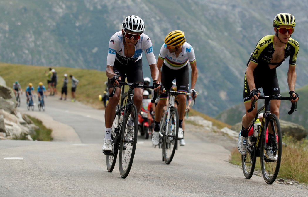 Egan Bernal (vlevo) z týmu Ineos během 19. etapy cyklistické Tour de France