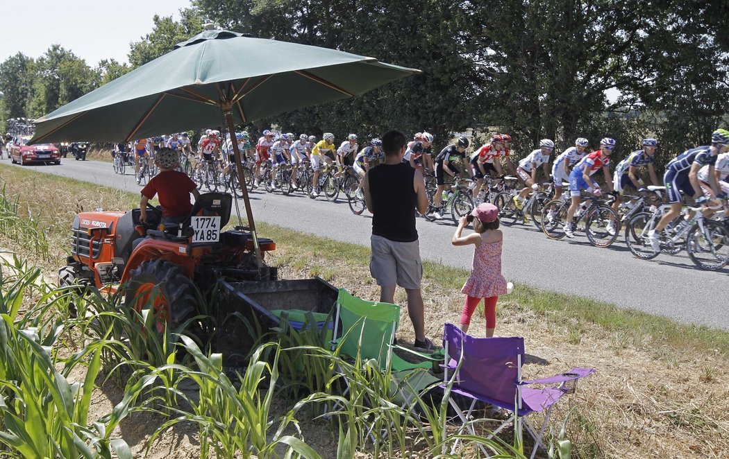 Diváci sledující třetí etapu Tour de France