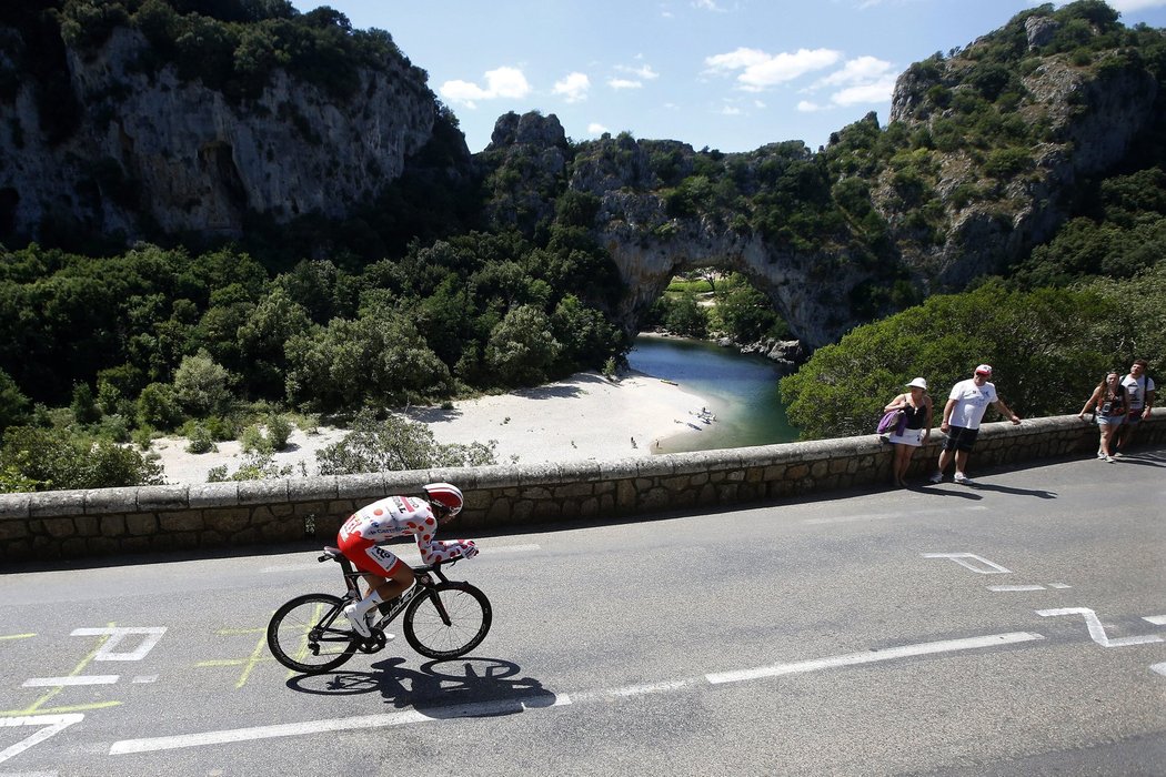 Thomas De Gendt projíždí krásnou francouzskou krajinou