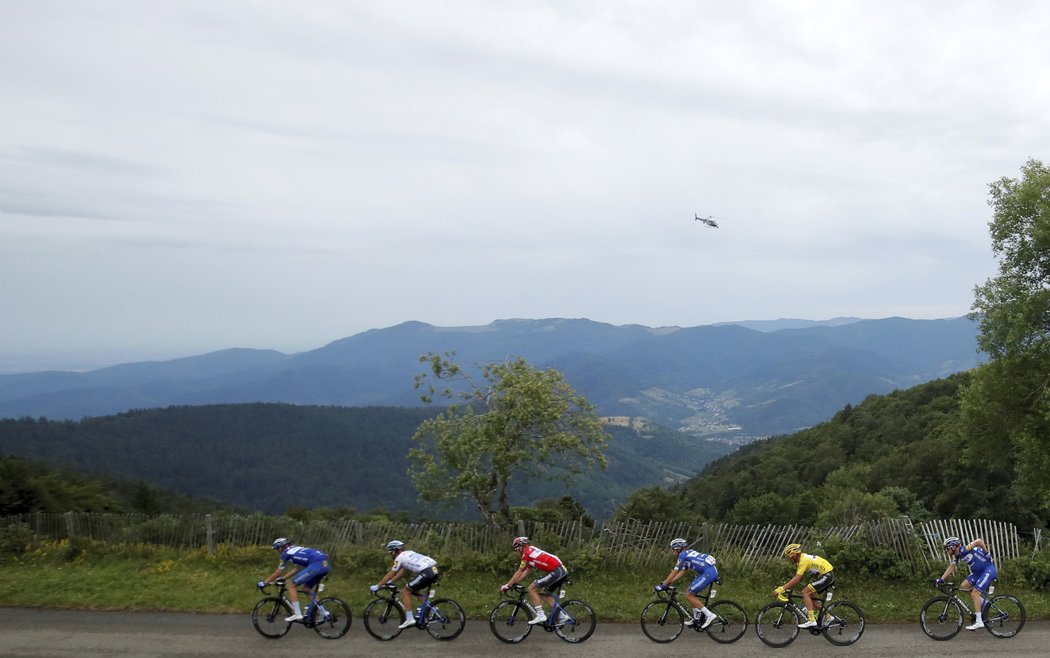 Barevná kavalerie stáje Deceuninck–Quick-Step v průběhu 6. etapy letošní Tour de France