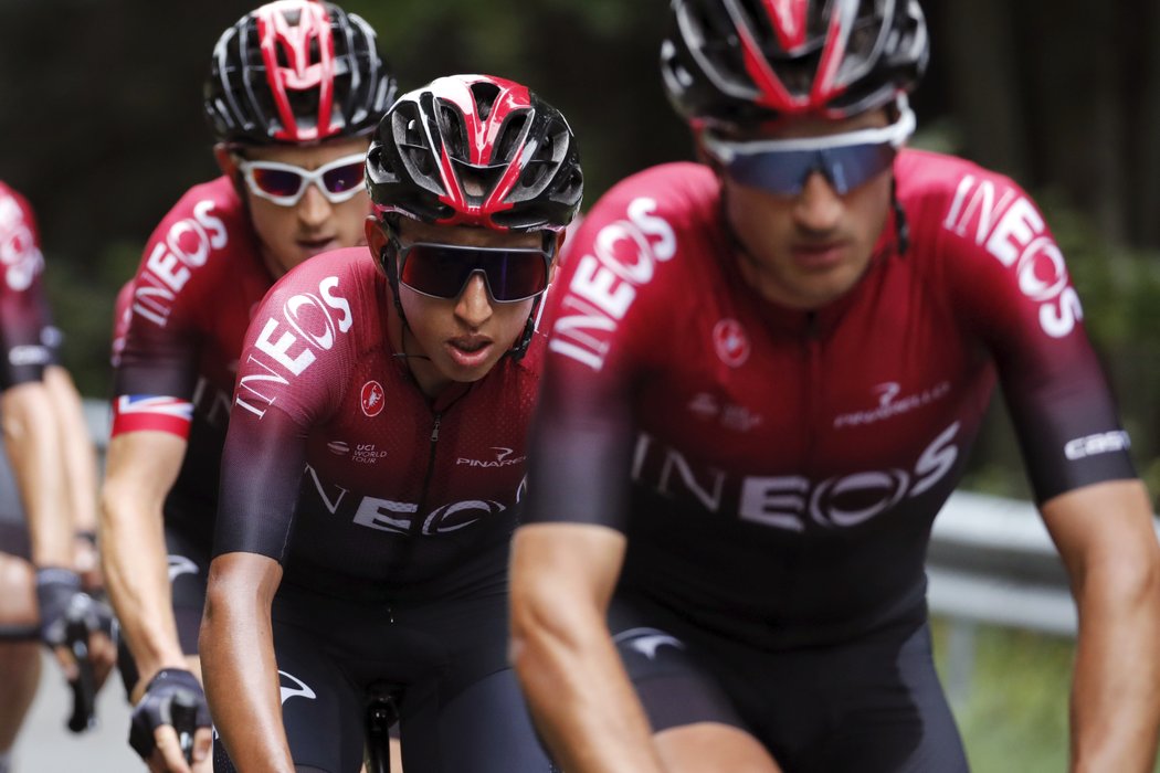 Kolumbijec Egan Bernal (uprostřed) z týmu Ineos, dříve stáje Sky