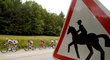 Místo značky Pozor, jezdci na koních, by se ke 14. etapě Tour de France hodila spíš značka Pozor, připínáčky