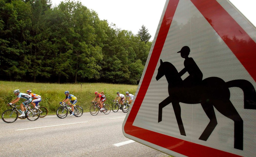 Místo značky Pozor, jezdci na koních, by se ke 14. etapě Tour de France hodila spíš značka Pozor, připínáčky