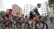 Cyklisté se projíždí uličkami Düsseldorfu
