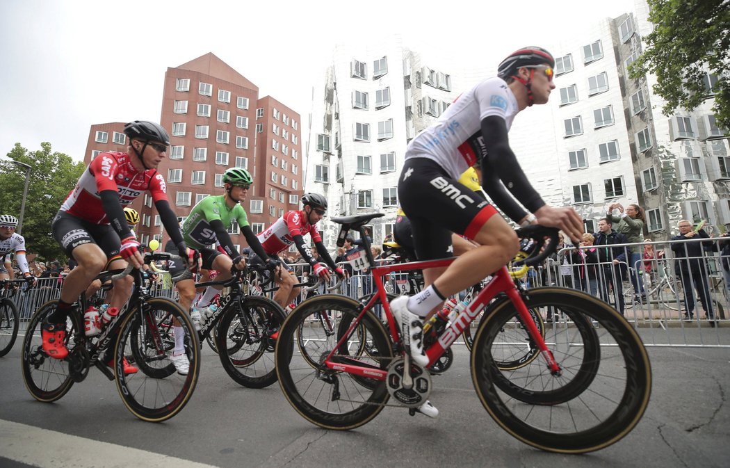 Cyklisté se projíždí uličkami Düsseldorfu