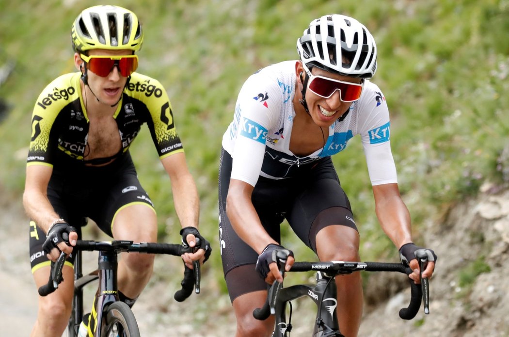 Egan Bernal (v bílém) se po 19. etapě Tour de France dostal na průběžné první místo