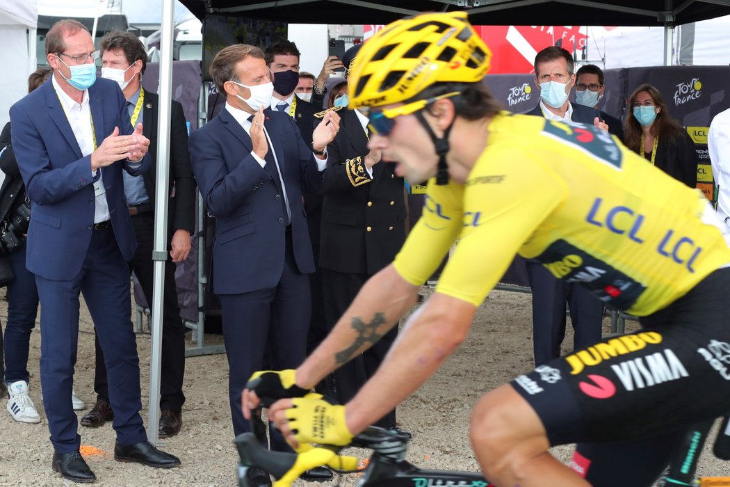 Francouzský prezident Primož Roglič aplauduje druhému muži 17. etapy Tour de France Rogličovi...