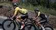 Adam Yates a Esteban Chaves na trati sedmé etapy Tour de France
