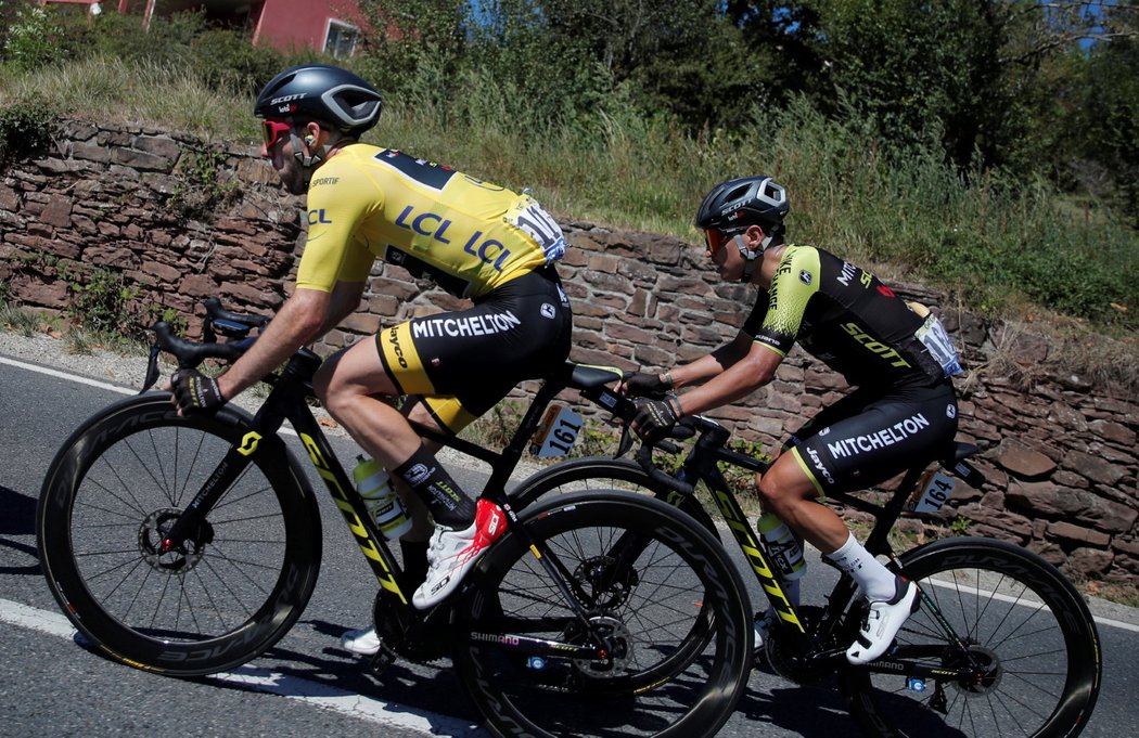 Adam Yates a Esteban Chaves na trati sedmé etapy Tour de France