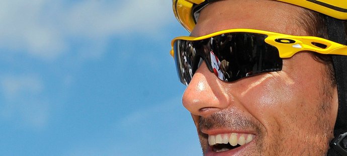 Fabian Cancellara se usmívá na startu jedné z etap Tour de France. Teď dal radši přednost blížícímu se porodu své manželky...