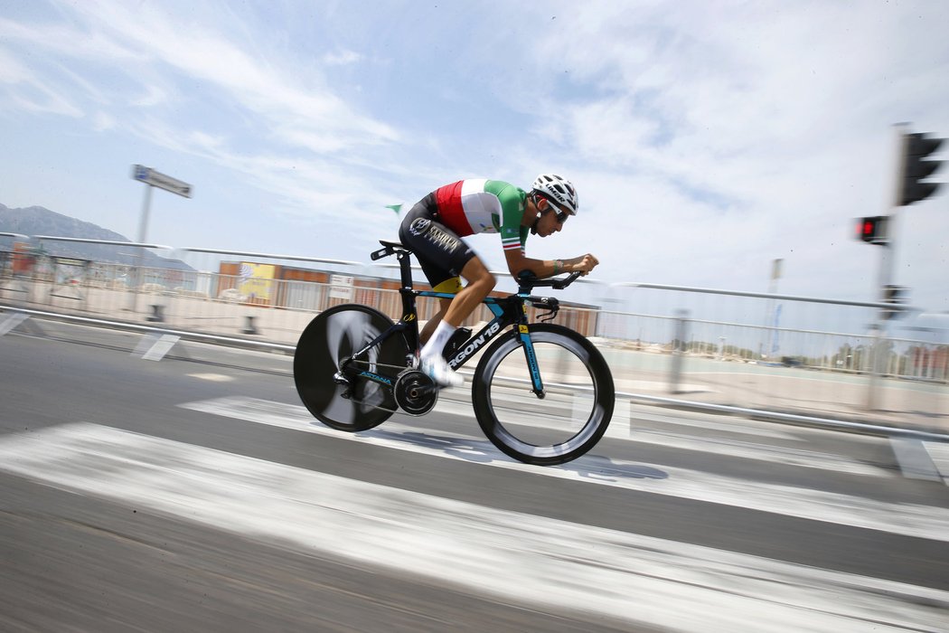 Fabio Aru se projíždí na trati závěrečné časovky na Tour de France