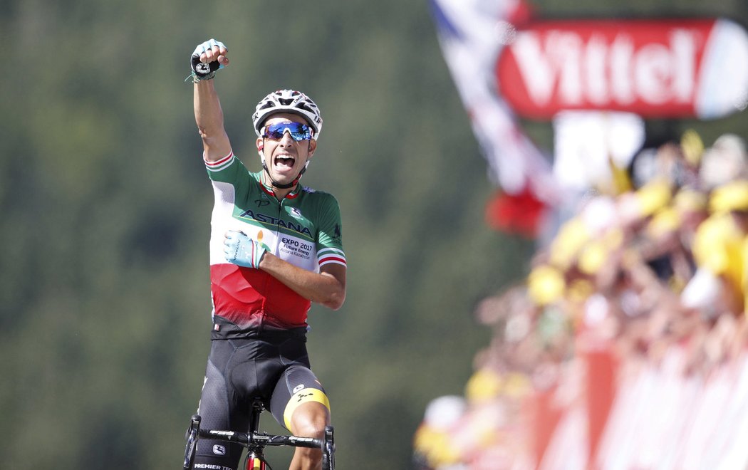 Ital Fabio Aru se raduje z triumfu v páté etapě Tour de France s dojezdem na La Planche des Belles Filles