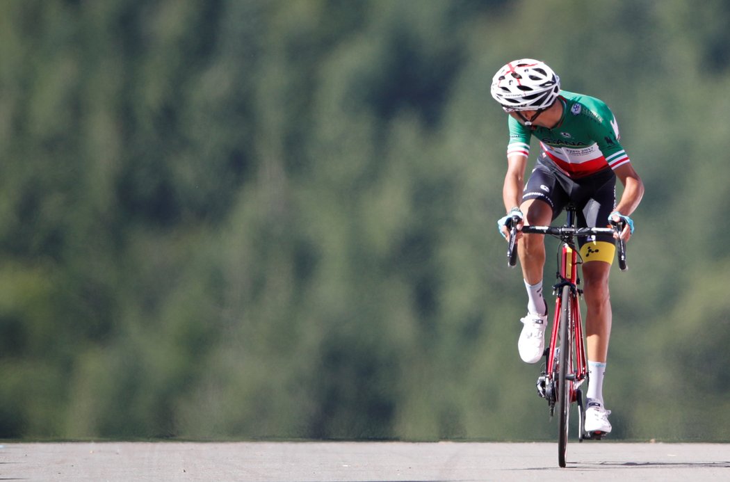 Fabio Aru se ohlíží po prvním opravdu těžkém stoupání na Tour de France do cíle páté etapy