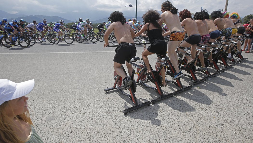 To je podpora! Tihle fanoušci dorazili na první etapu Tour de France s rotopedy