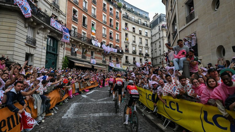 Světová cyklistika vážně řeší, že by na některé úseky trati měl být zpoplatněný vstup pro fanoušky