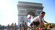 Peloton Tour de France projíždí kolem vítězného oblouku na Champs-Élysées. Tenhle pohled v roce 2024 Tour nenabídne
