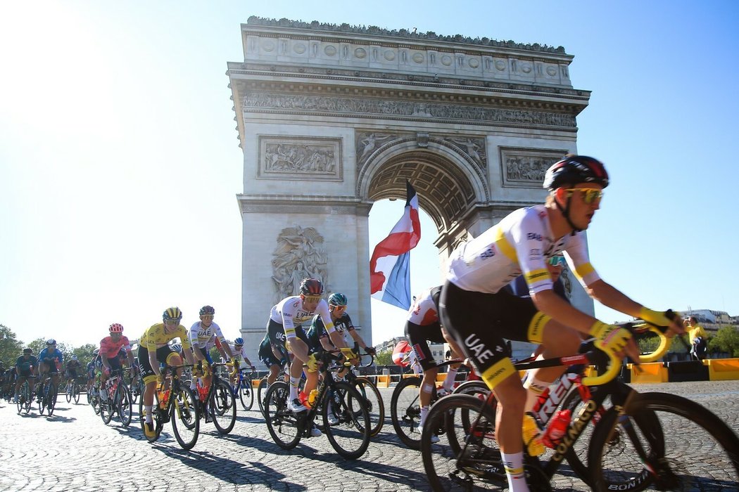 Peloton Tour de France projíždí kolem vítězného oblouku na Champs-Élysées v závěrečné etapě v roce 2021