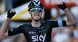 Cyklista týmu Sky Chris Froome projíždí s vítězným gestem cílem v sobotní etapě Tour de France.