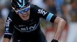 Chris Froome se blíží jako vítěz do cíle osmé etapy Tour de France.