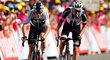 Chris Froome (vlevo) a nizozemský jezdec Tom Dumoulin sprintují v závěru jedné z horských etap Tour de France